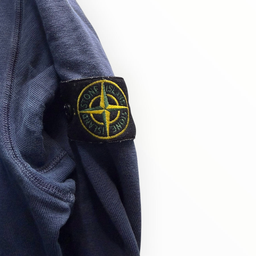 Badge boussole emblématique sur la manche d'un sweat-shirt bleu marine Secondstore Stone Island