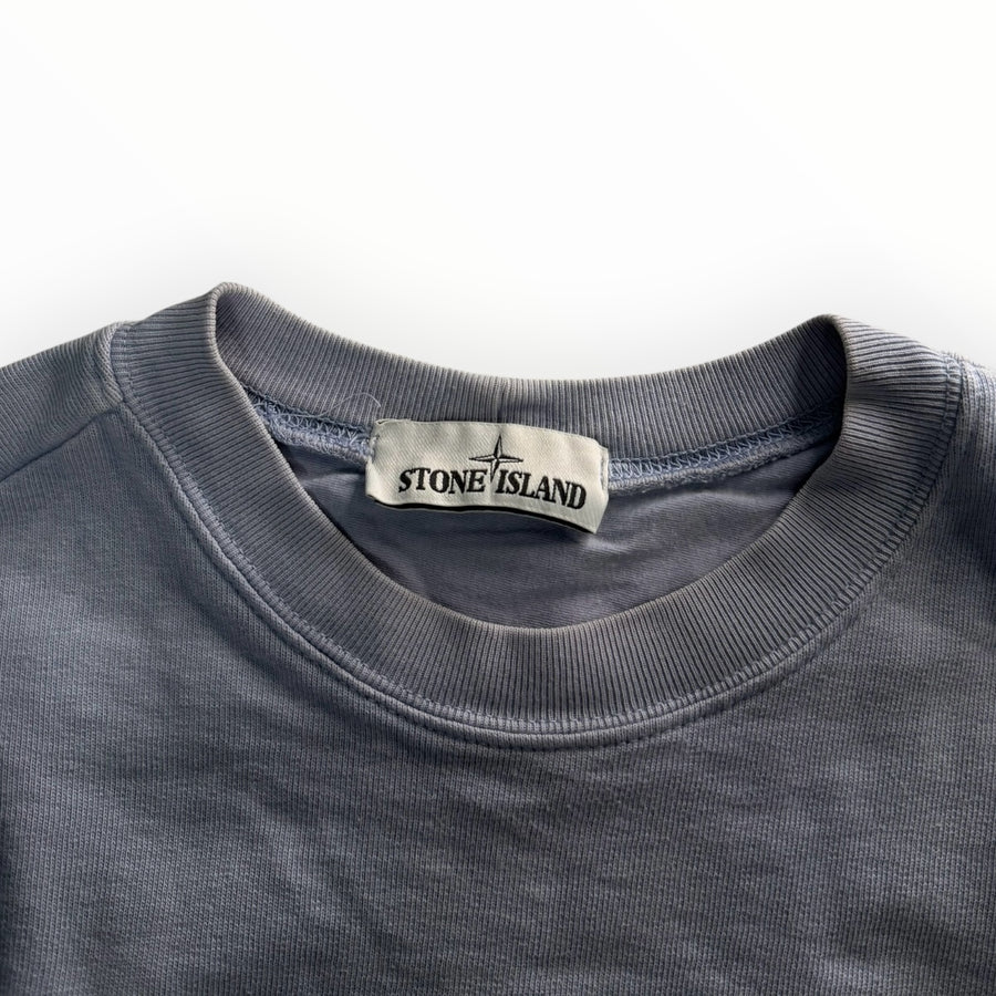 Sweat-shirt Secondstore Stone Island bleu à col rond avec étiquette de marque visible au niveau du col