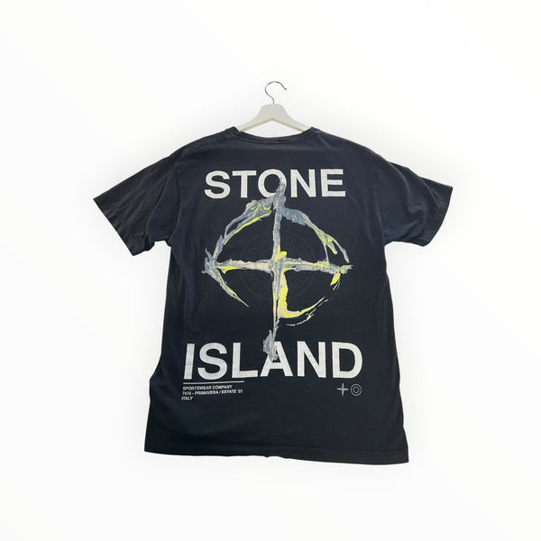 T-shirt noir en coton Secondstore Stone Island avec logo graphique artistique au dos, collection printemps-été 2021.