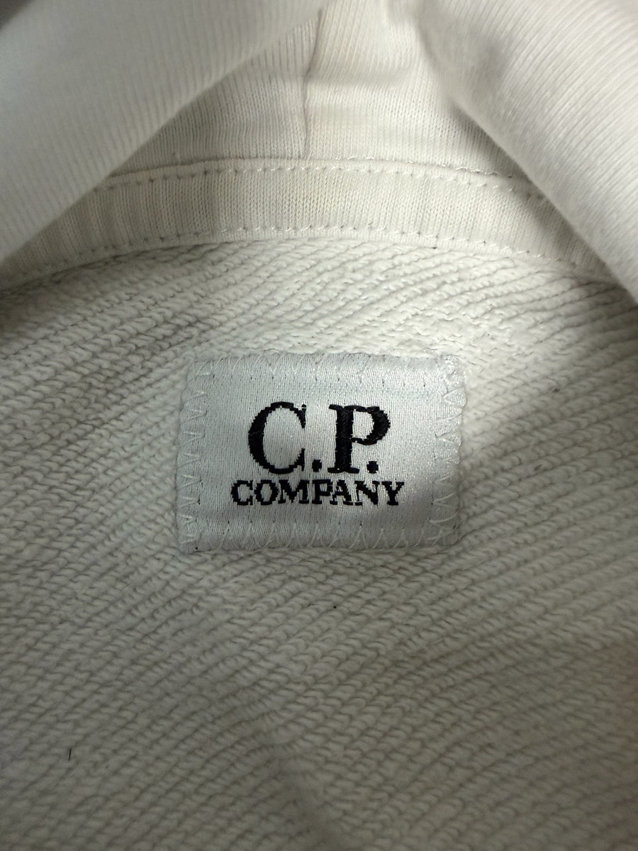 Étiquette de marque C.P. Company cousue à l'intérieur d'un sweat à capuche blanc cassé chez Secondstore