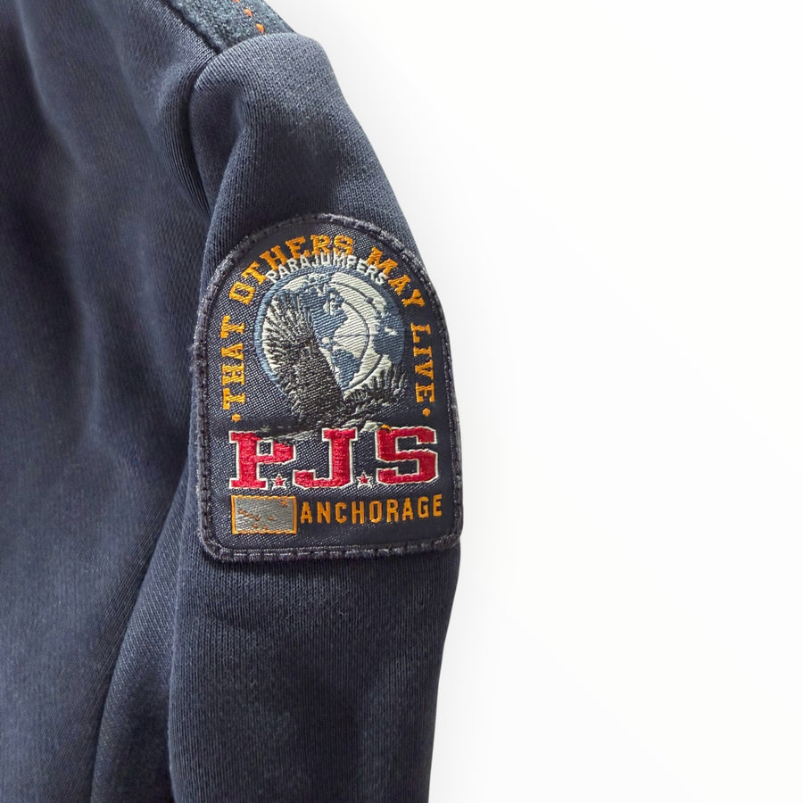 Ecusson brodé PJS sur la manche d'un sweat-shirt bleu marine Secondstore
