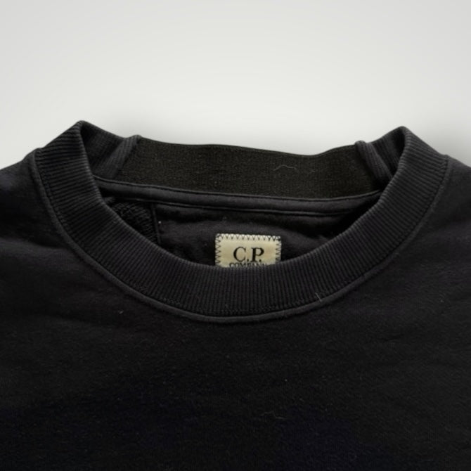 Sweat-shirt noir à col rond Secondstore C.P. COMPANY en coton avec étiquette de marque visible au niveau du col