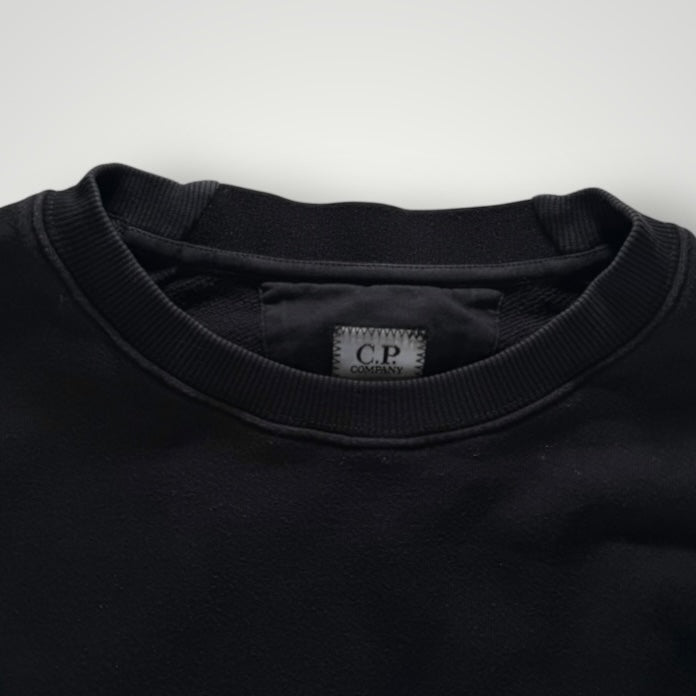 Sweat-shirt noir à col rond Secondstore C.P. COMPANY avec étiquette de marque visible au niveau de la nuque