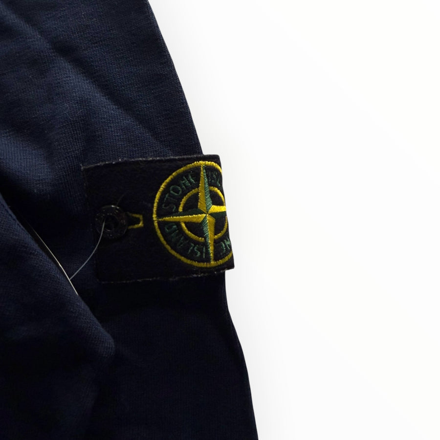 Badge boussole iconique Stone Island sur la manche d'un sweat-shirt bleu marine Secondstore en coton