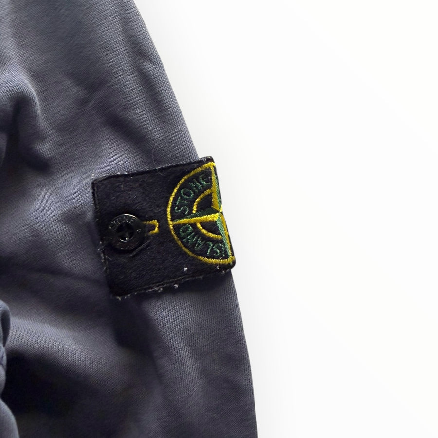 Badge emblématique Stone Island sur la manche d'un sweat à capuche zippé gris en coton de Secondstore