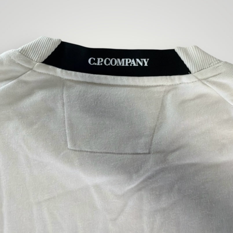 Détail du col rond blanc Secondstore C.P. Company avec bande intérieure noire contrastante et logo imprimé