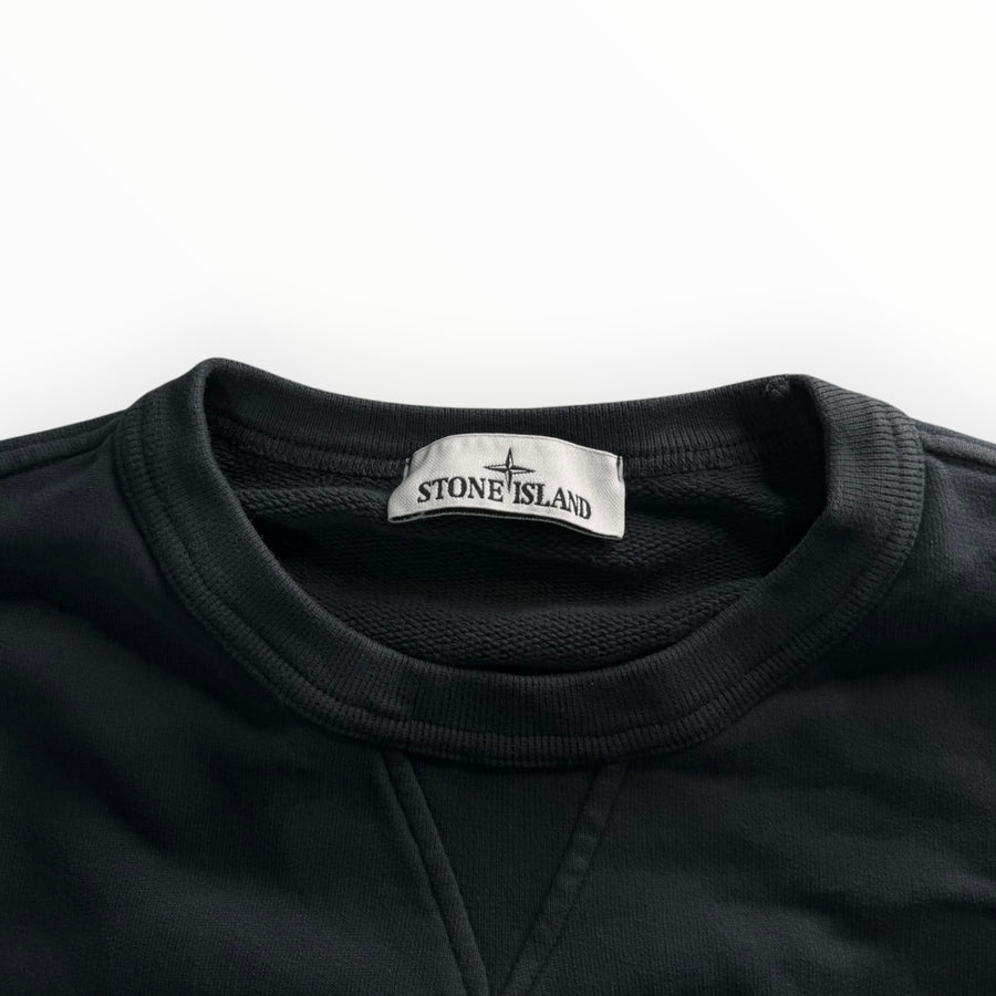 Col rond noir Secondstore Stone Island avec étiquette de marque cousue à l'intérieur du col