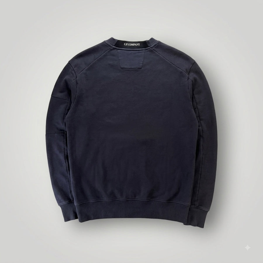 Vue arrière du sweatshirt noir en coton Secondstore C.P. Company avec col rond et logo discret au niveau de la nuque