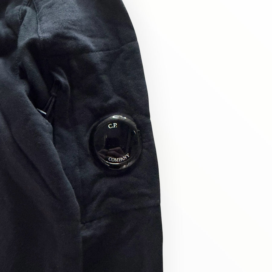 Détail de la manche noire en coton avec la lentille signature C.P. Company sur le sweat-shirt Secondstore