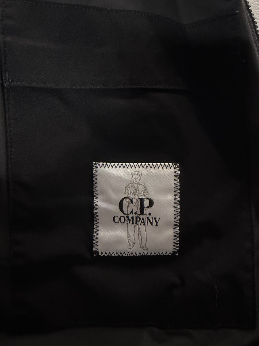 Étiquette d'authenticité intérieure avec logo Secondstore sur veste noire technique C.P. Company