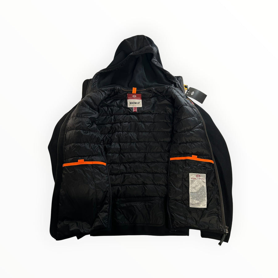 Secondstore veste hybride noire Parajumpers avec intérieur matelassé, capuche et détails orange contrastants.