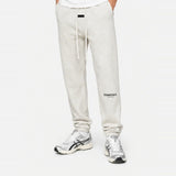 Jogging Fear of God Essentials Light Oatmeal SS22 - porté