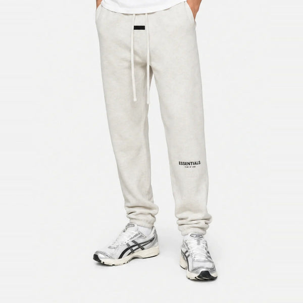Jogging Fear of God Essentials Light Oatmeal SS22 - porté