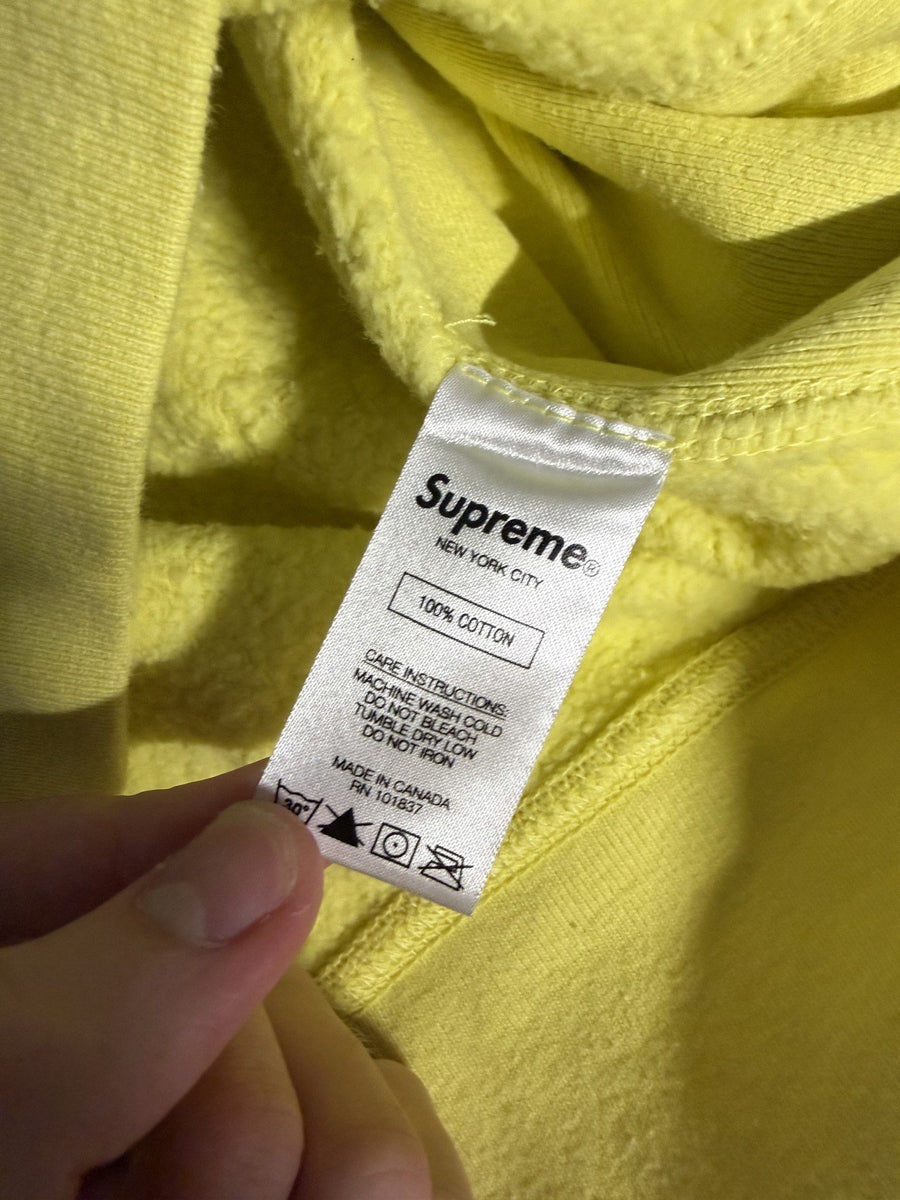 Sweat à capuche Supreme x KAWS Chalk Logo jaune