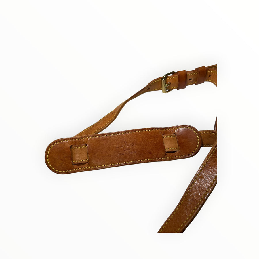 Bandoulière en cuir de vachette naturel Secondstore avec marquage Louis Vuitton et finitions en laiton doré