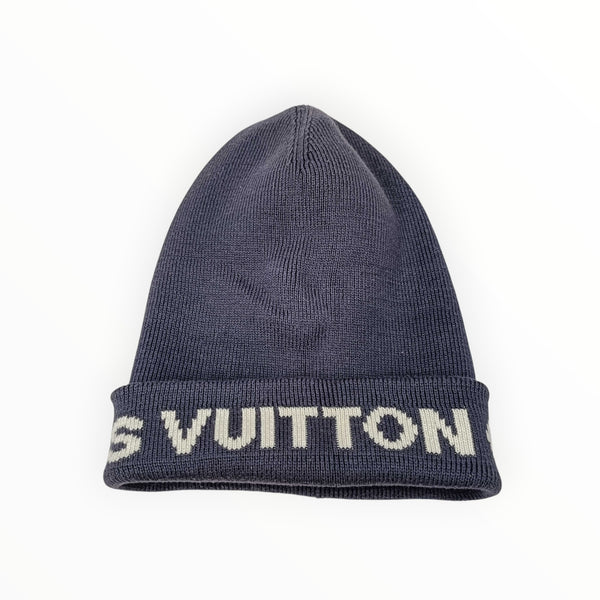 Bonnet Secondstore Louis Vuitton en maille bleu marine avec lettrage contrastant, style hivernal chic et sportif.