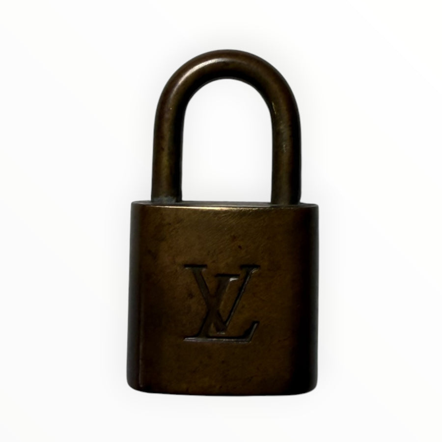 Cadenas signature en métal doré vieilli de Secondstore pour sac Louis Vuitton avec logo LV gravé