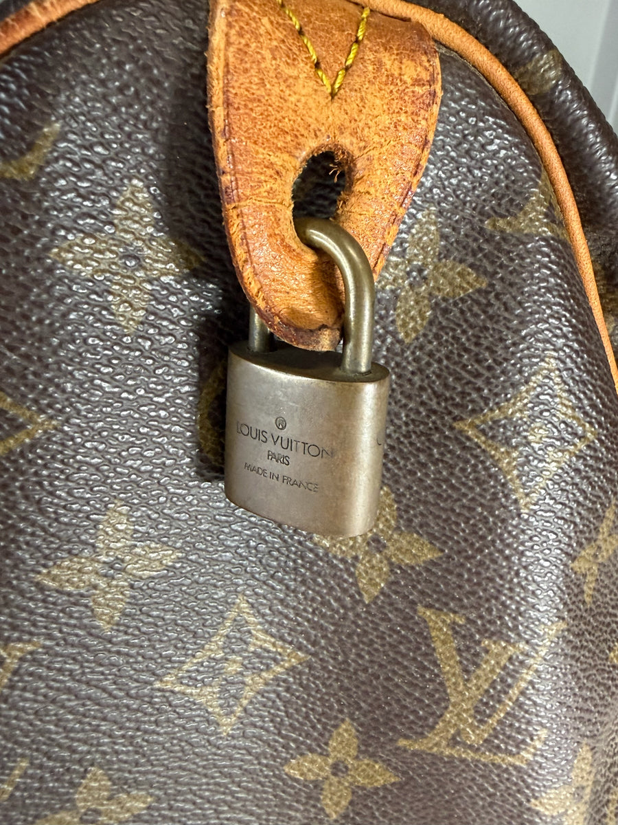 Cadenas en laiton gravé Louis Vuitton sur un sac Speedy Secondstore en toile Monogram avec garniture en cuir patiné