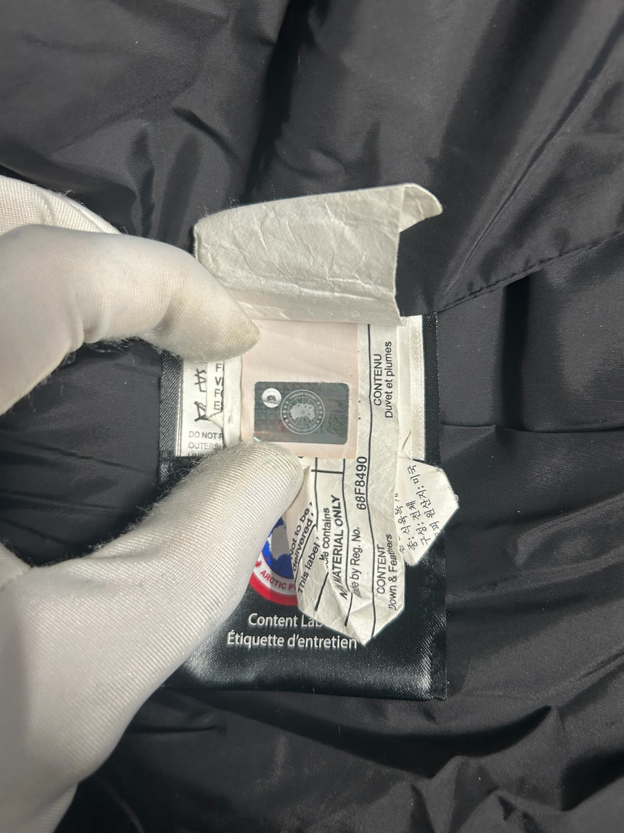 Étiquette d'authenticité avec hologramme sur une doudoune noire Secondstore Canada Goose