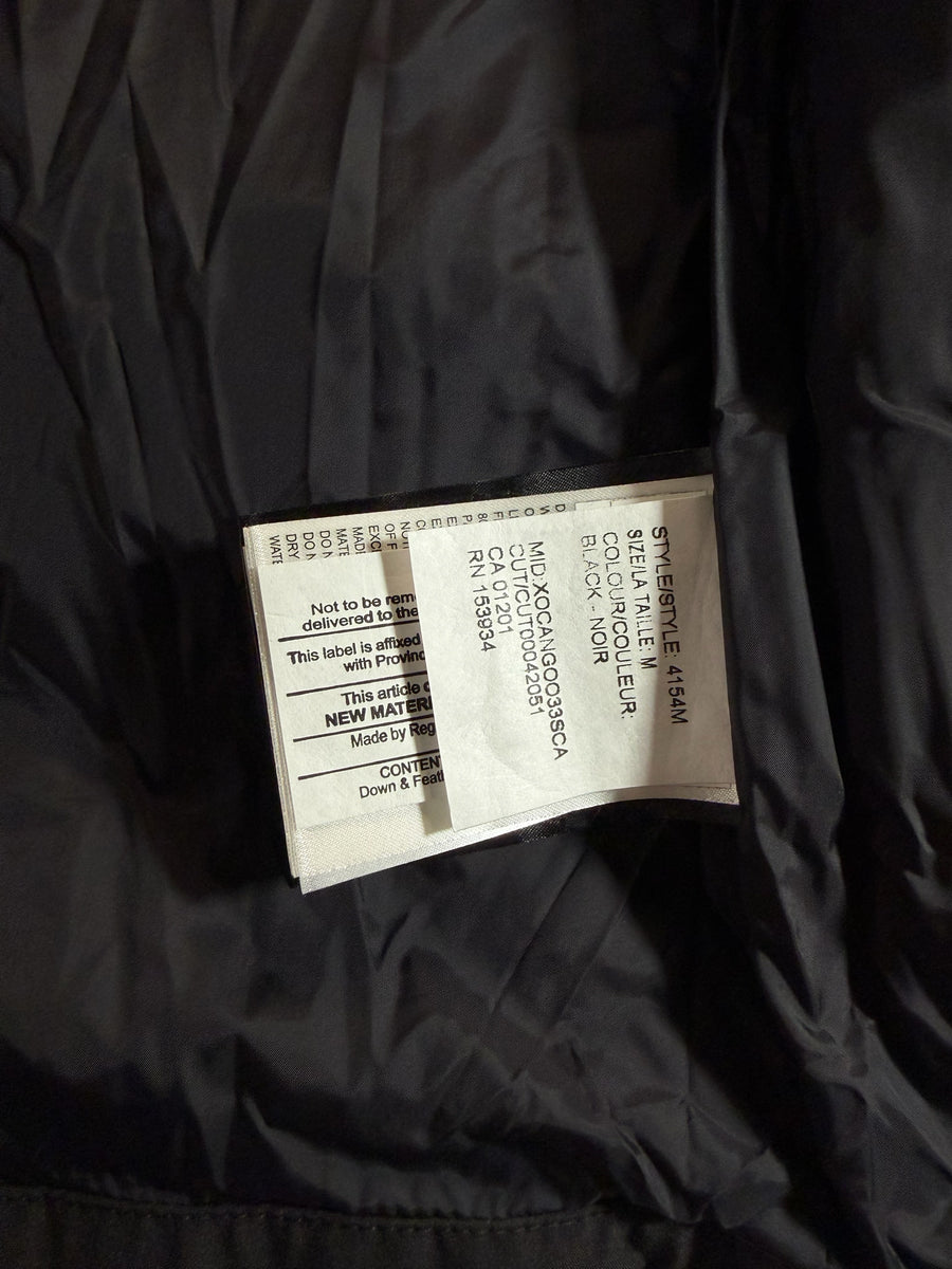 Étiquette intérieure de composition et taille d'un gilet Secondstore Canada Goose noir en duvet et plumes