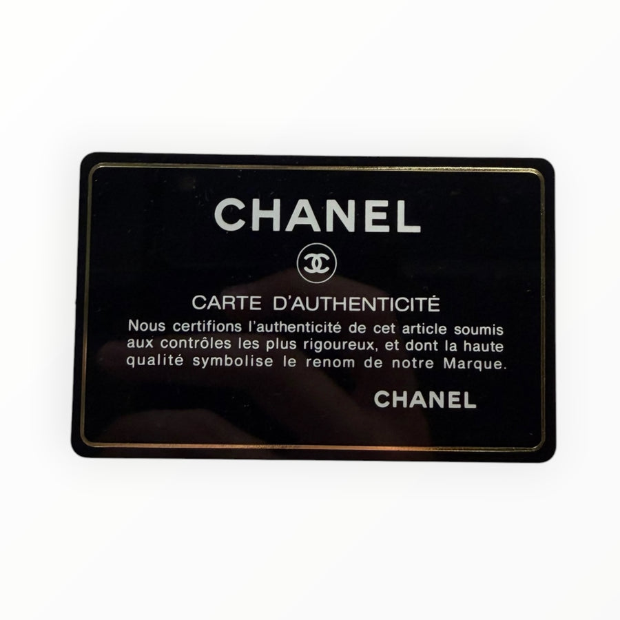 Carte d'authenticité noire Secondstore pour portefeuille Chanel avec logo et texte blanc