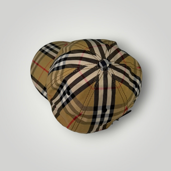 Casquette Secondstore Burberry à motif à carreaux beige emblématique avec détails noirs, blancs et rouges