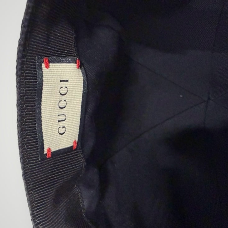 Etiquette de marque GUCCI à l'intérieur d'une casquette de baseball Secondstore noire avec finitions soignées
