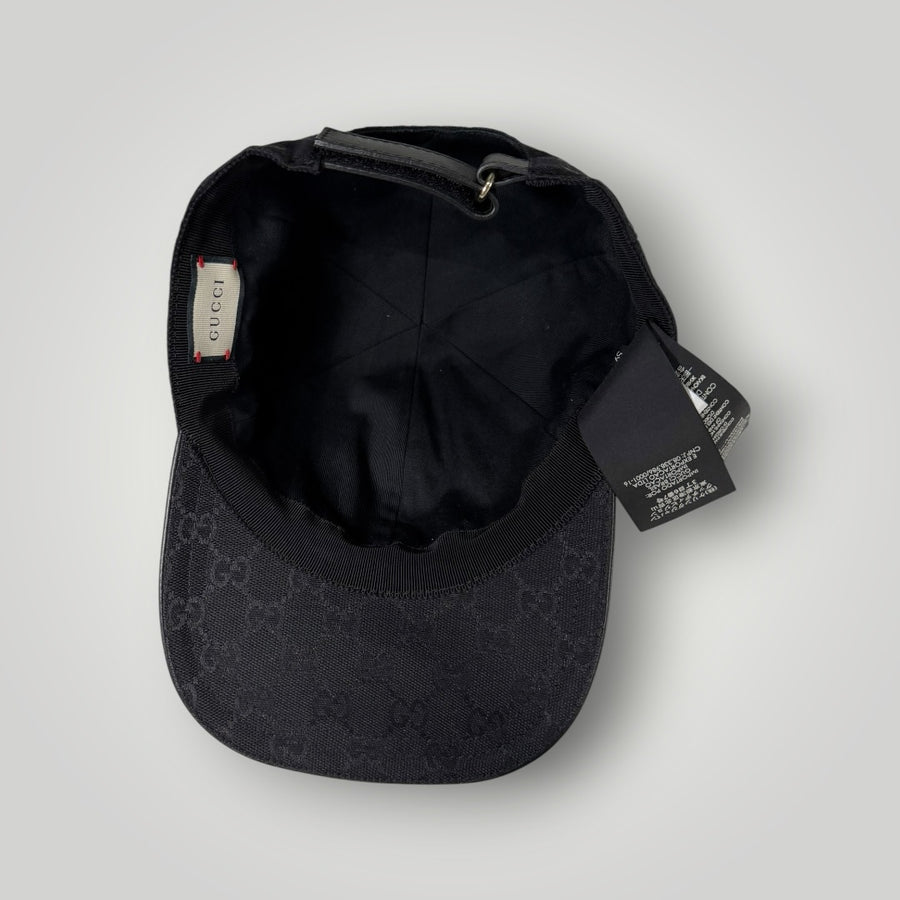 Vue intérieure de la casquette de baseball Secondstore GUCCI noire avec monogramme GG et étiquette de marque
