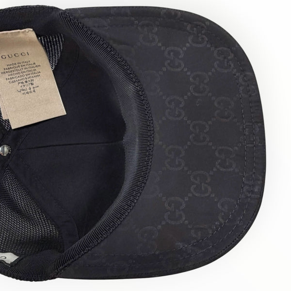 Casquette Secondstore Gucci noire avec monogramme GG ton sur ton, visière en toile et intérieur avec étiquette