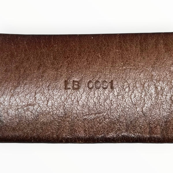 Détail du cuir marron texturé avec marquage de série à l'intérieur d'une ceinture Secondstore Louis Vuitton