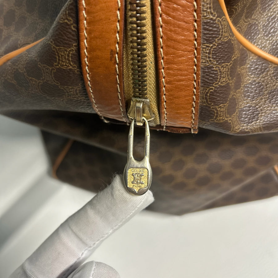 Détail du curseur de fermeture éclair doré avec logo Secondstore CELINE sur un sac en toile enduite Macadam