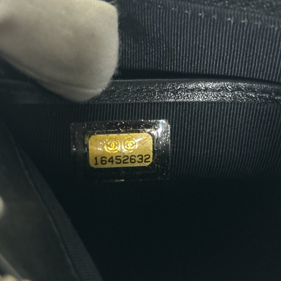 Étiquette d'authenticité avec numéro de série à l'intérieur du portefeuille Secondstore Chanel matelassé noir