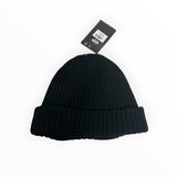 Bonnet noir en maille côtelée Secondstore C.P. COMPANY avec étiquette de prix attachée