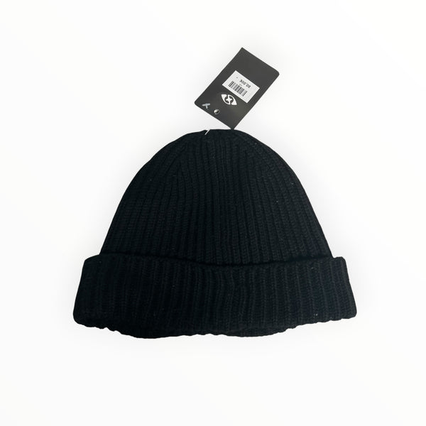 Bonnet noir en maille côtelée Secondstore C.P. COMPANY avec étiquette de prix attachée