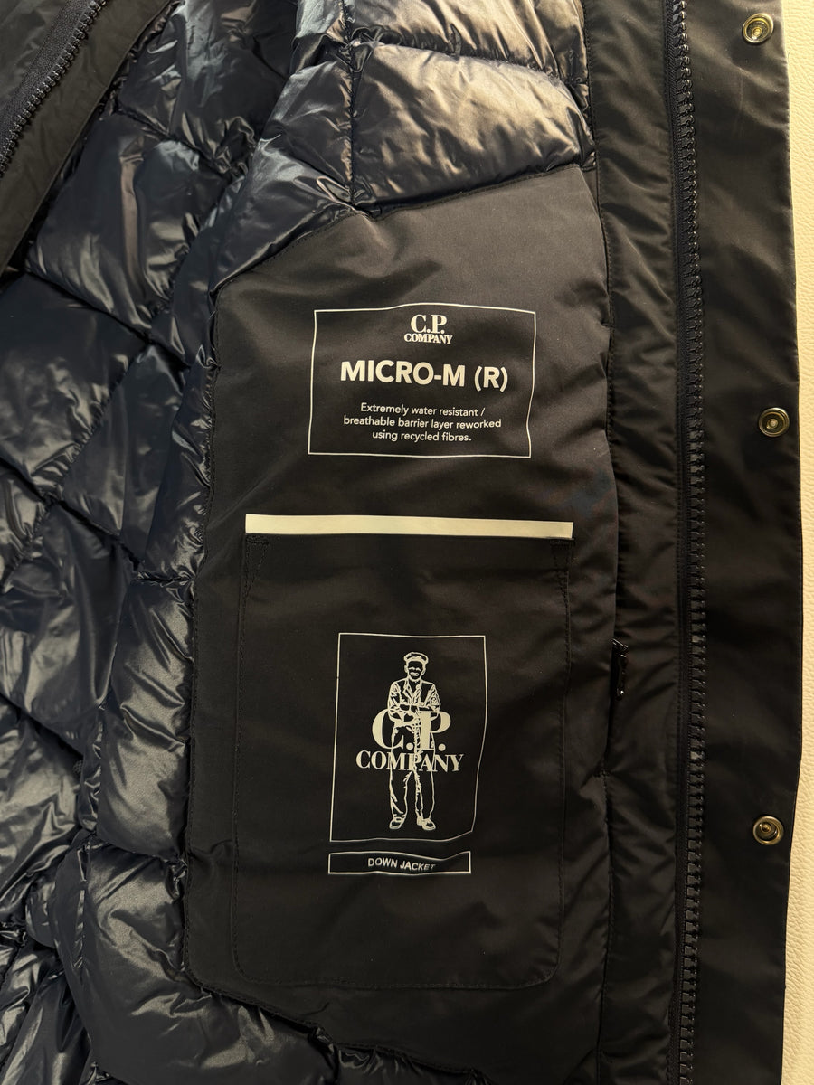 Doublure intérieure matelassée noire d'une veste Secondstore C.P. Company avec étiquette technique Micro-M
