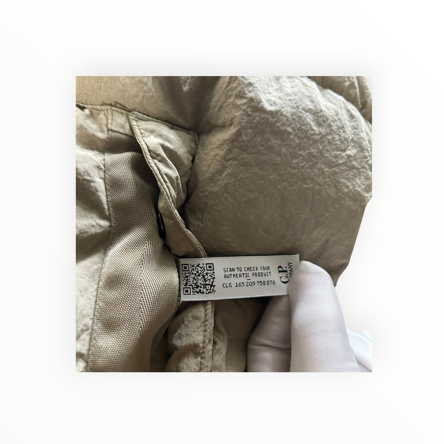 Détail de l'étiquette d'authentification QR code à l'intérieur de la doudoune sans manches Secondstore C.P. Company
