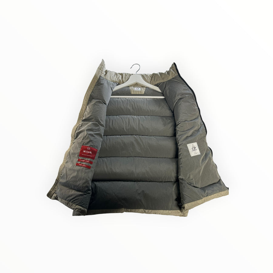 Intérieur d'une doudoune sans manches Secondstore C.P. Company en nylon irisé avec étiquettes techniques et duvet