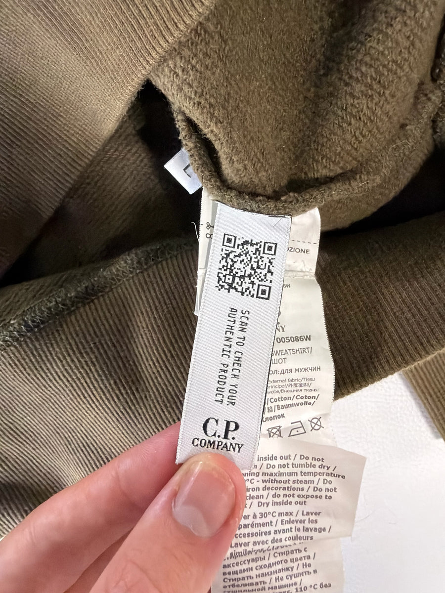 Étiquette d'authenticité avec code QR à l'intérieur d'un sweat-shirt kaki Secondstore C.P. Company en coton