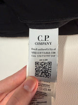Étiquette d'authenticité Secondstore sur veste C.P. Company avec code QR et instructions de lavage