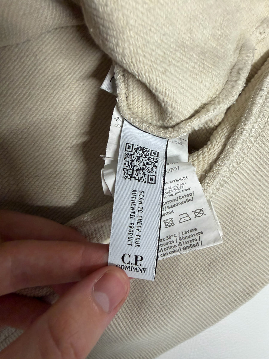 Étiquette d'authenticité avec code QR sur un sweat-shirt beige en coton de la marque Secondstore C.P. Company