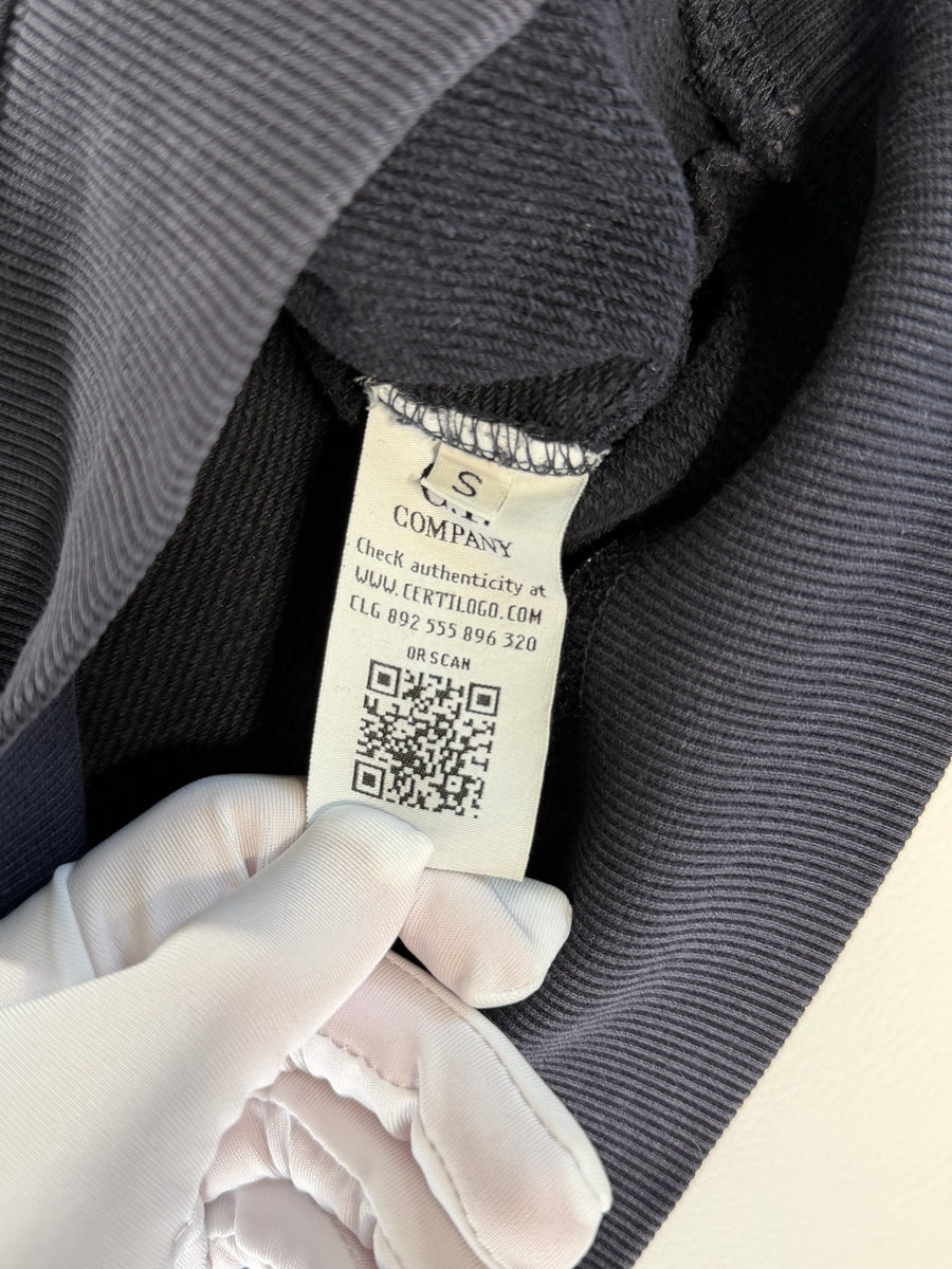 Étiquette d'authenticité avec QR code à l'intérieur d'un sweat-shirt Secondstore C.P. COMPANY en coton noir