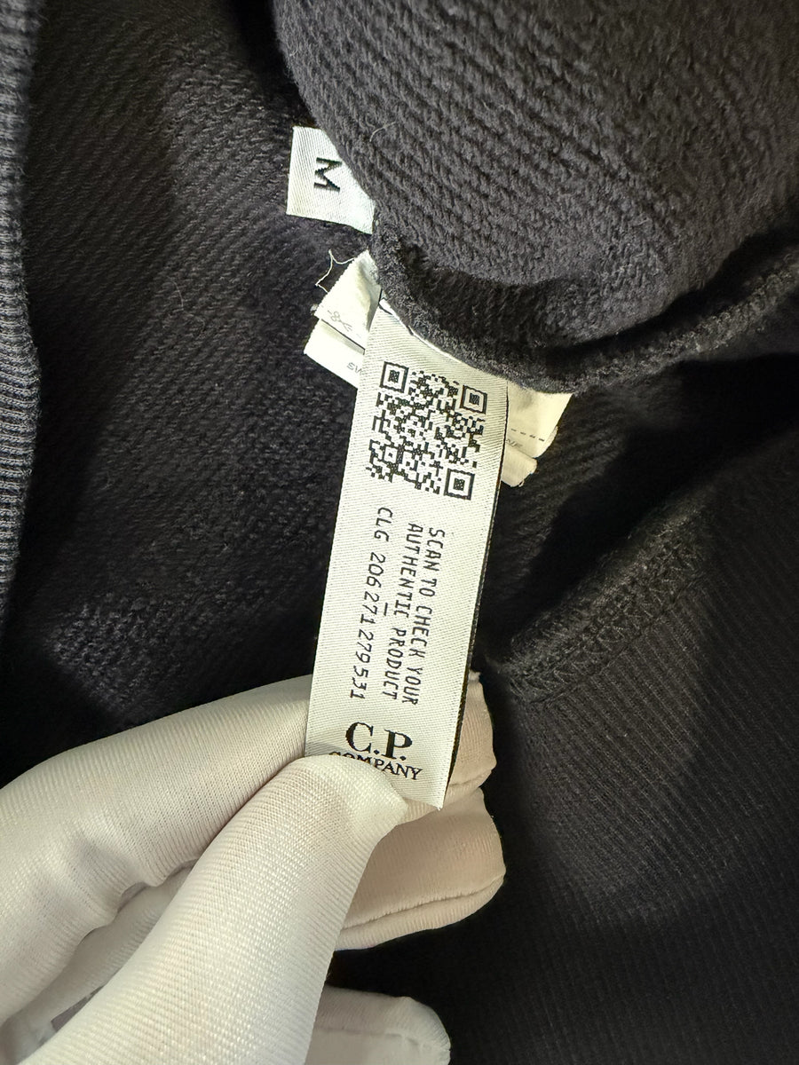 Étiquette d'authenticité avec code QR sur un sweat-shirt noir en coton de la marque Secondstore C.P. COMPANY