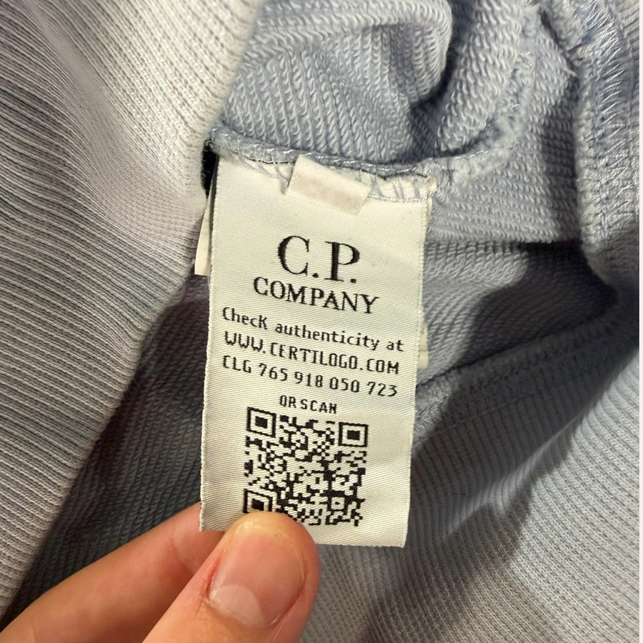 Étiquette d'authenticité intérieure avec code QR sur un sweat-shirt bleu ciel Secondstore C.P. Company