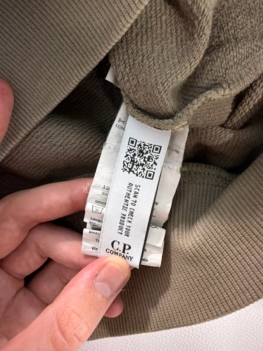 Étiquette d'authenticité avec code QR sur un sweat-shirt beige en coton de la marque Secondstore C.P. Company