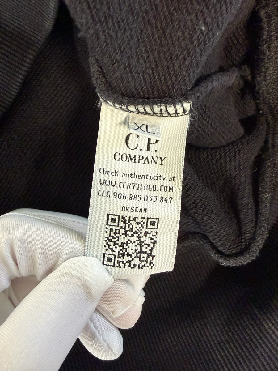 Étiquette d'authenticité Secondstore sur un sweat-shirt noir C.P. COMPANY avec code QR et détails de taille XL