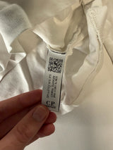 Étiquette d'authenticité avec code QR sur un t-shirt en coton beige Secondstore C.P. Company
