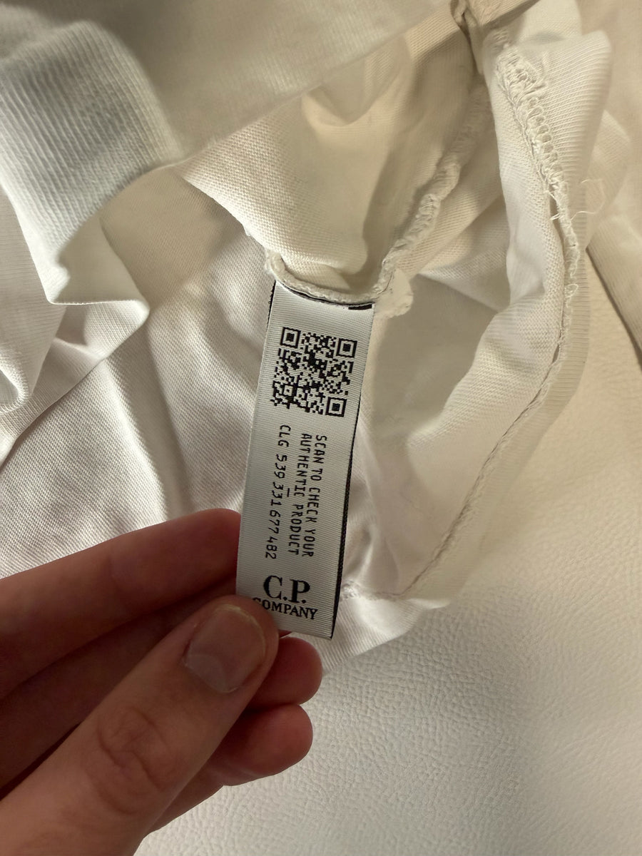Étiquette d'authenticité avec code QR sur un t-shirt en coton beige Secondstore C.P. Company