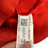 Étiquette d'authenticité avec code QR sur un sweat-shirt rouge Secondstore C.P. Company en coton