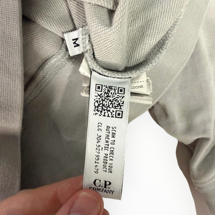 Étiquette d'authenticité avec code QR à l'intérieur d'un sweatshirt Secondstore C.P. Company en coton gris