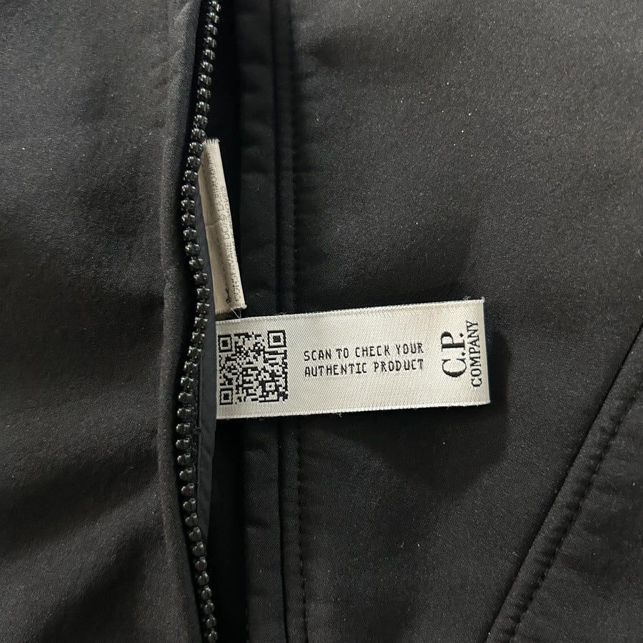 Étiquette d'authenticité avec code QR sur une veste noire Secondstore C.P. Company